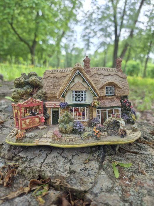 Колекційний будиночок котедж Lilliput Lane Sweets & Treats