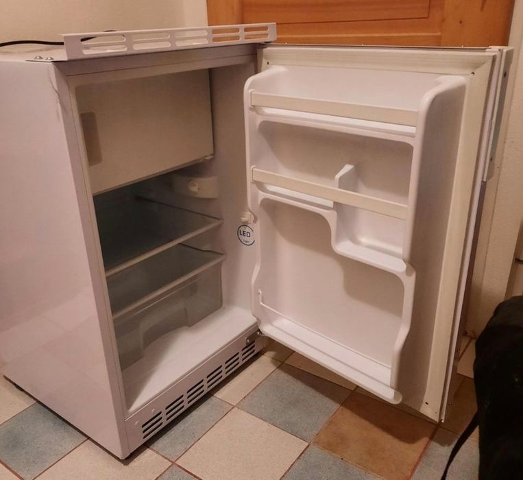 Mała lodówka wolnostojąca lub pod zabudowę