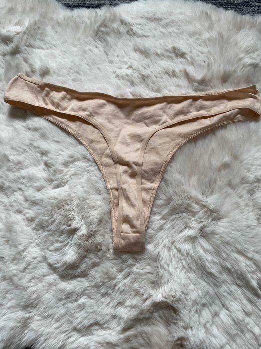 Beżowe stringi XL