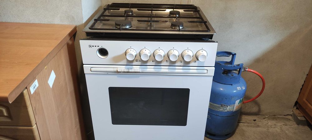 Płyta gazowa i piekarnik marki Neff