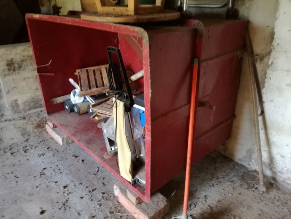 Arca metálica para colheita de uvas