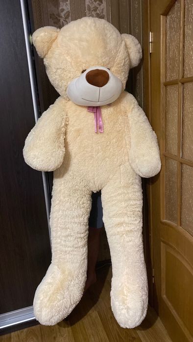 Великий плюшевий ведмідь