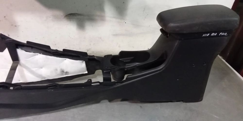 CONSOLA CENTRAL COM APOIO BRAÇO KIA RIO III  2011-2017