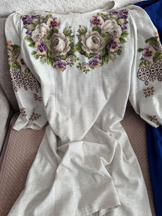 Продаж вишитих плать