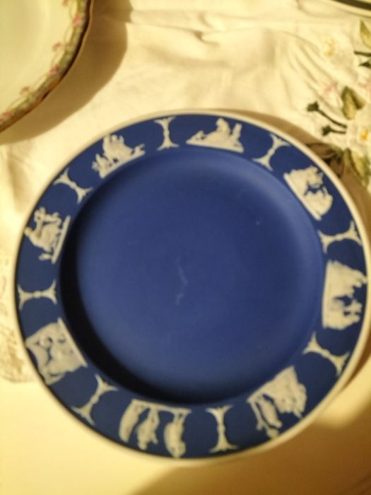 Prato decorativo, com imagens em alto relevo