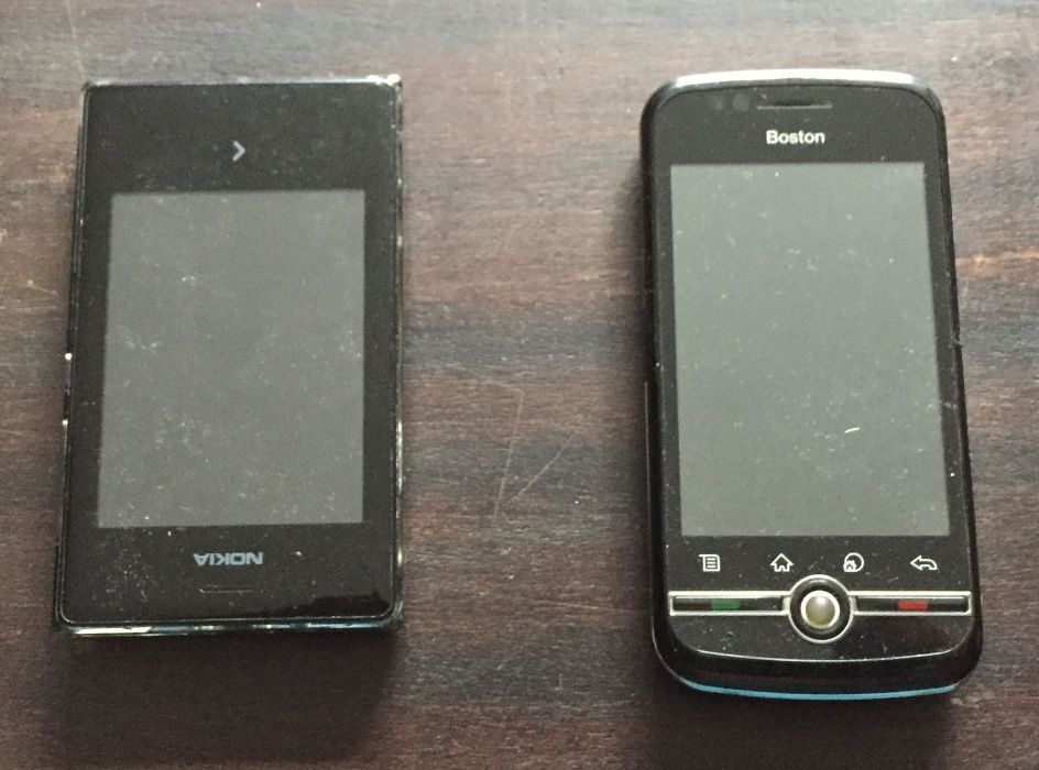 Lote de nove telemóveis com carregadores