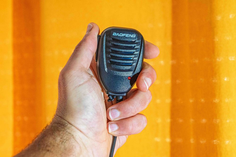 Microfone PTT para radios Baofeng.