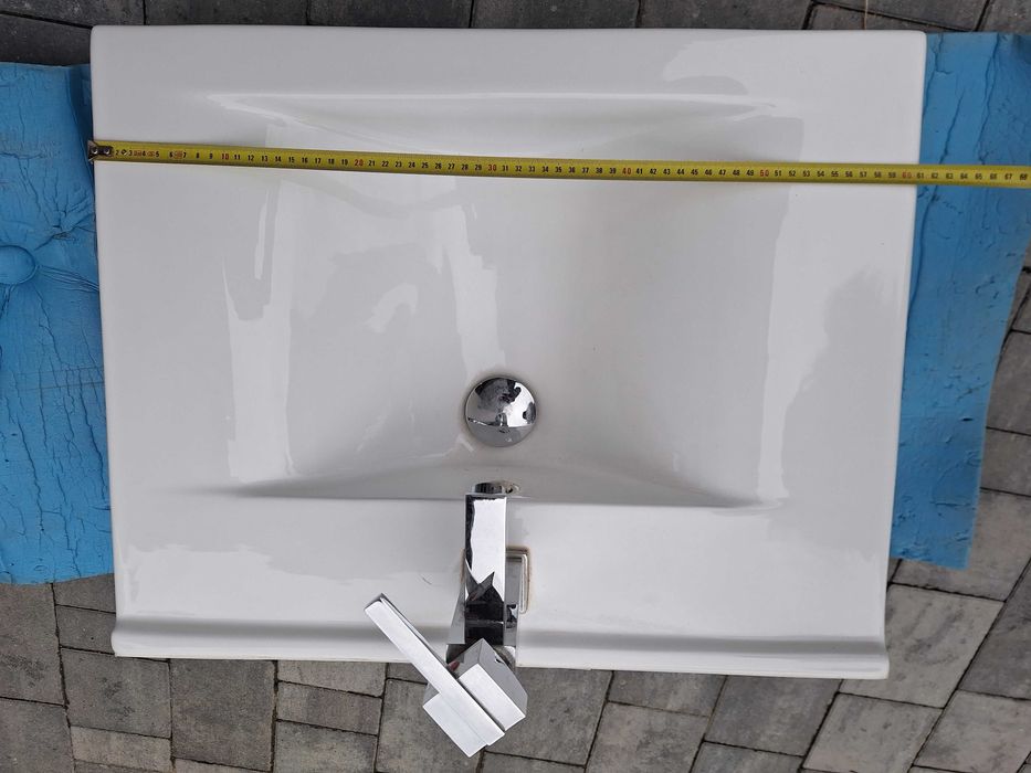 Umywalka z baterią.