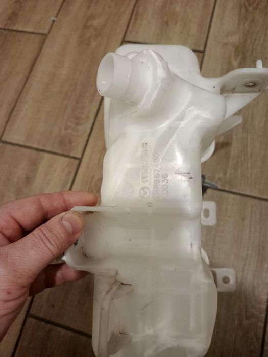 Бачок омывателя мазда6/3.