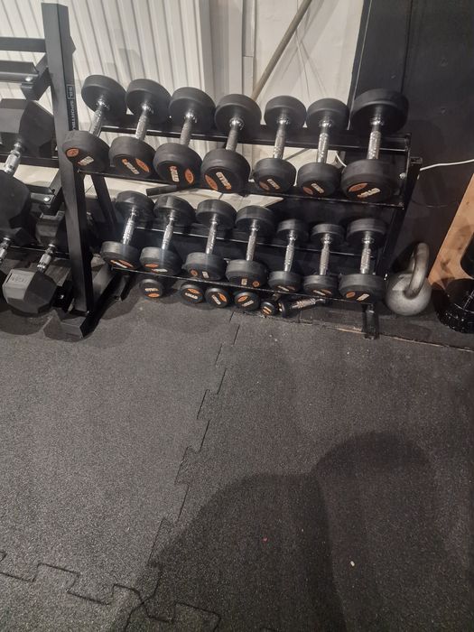 Zestaw hantli ze stojakiem