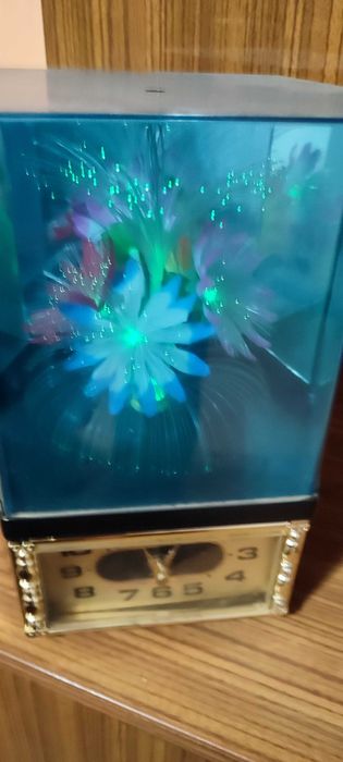 Hit z PRL -Zegar z obracającymi się i zmieniający kolor kwiatkami