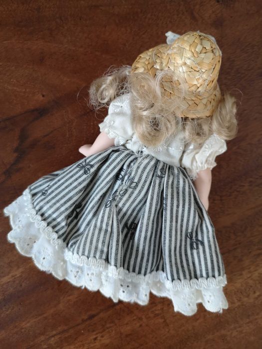 Porcelanowa laleczka, kolekcjonerska