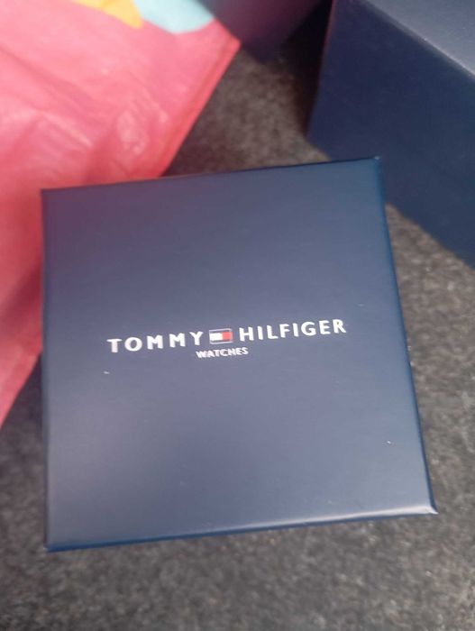 segue para venda: relógio novo da marca Tommy Hilfiger.