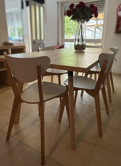 Mesa com 5 cadeiras