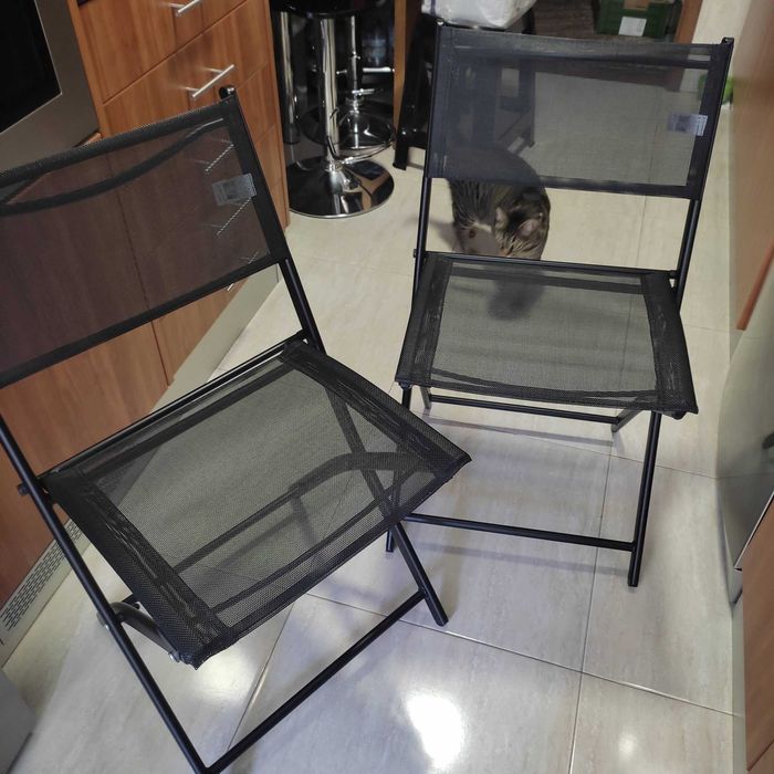 Mesa muito robusta, de fechar, com 2 cadeiras