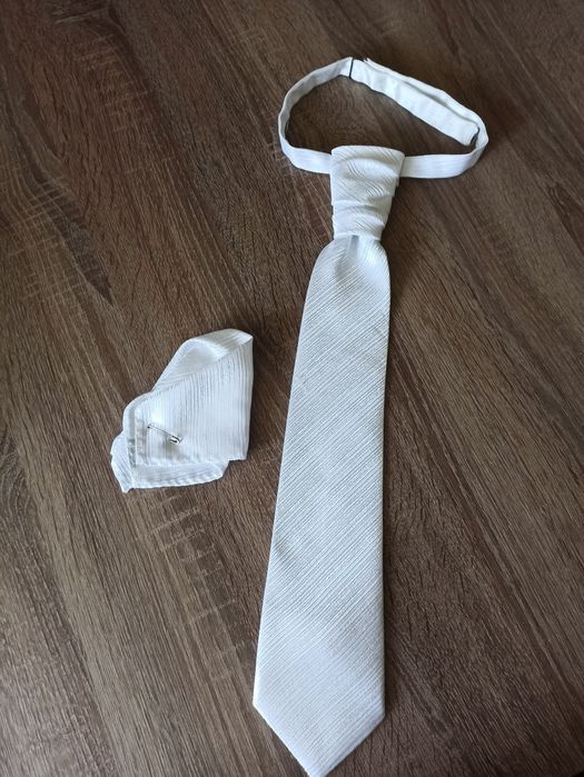 Krawat ślubny z poszetką