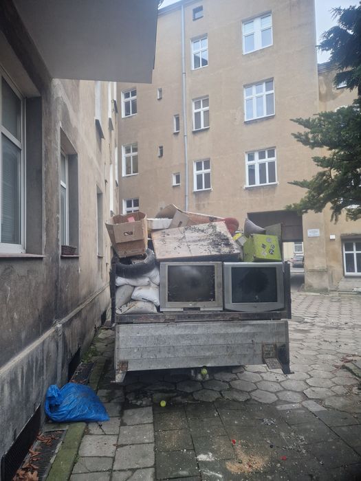 Wywóz starych mebli  likwidacja mieszkań biur