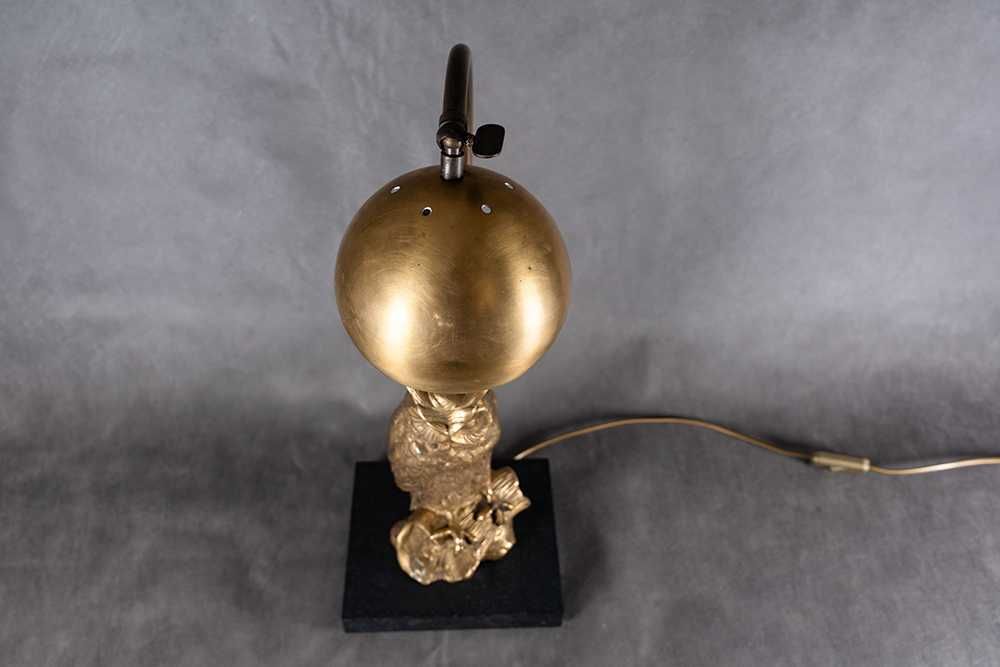 Mosiężna lampa stołowa z figurą sowy, z ok lat 30. XX w.