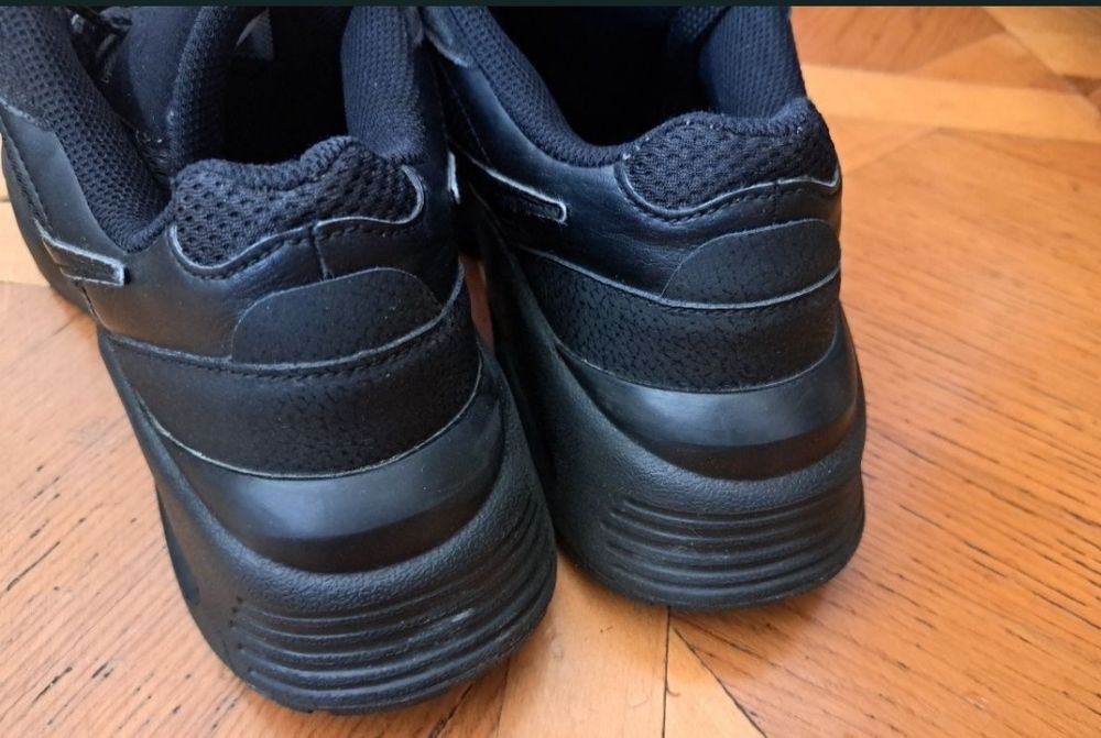 Продам фірмові оригінальні кросівки Nike Air Max Fusion.