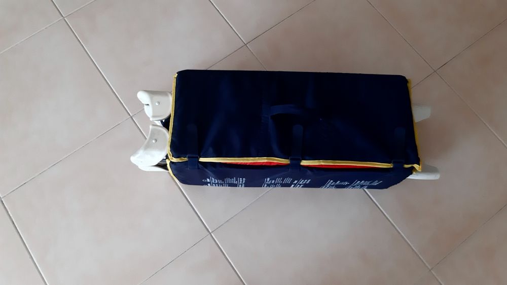 Cama de viagem de criança. Em muito bom estado.  Entrego zona de Lisboa