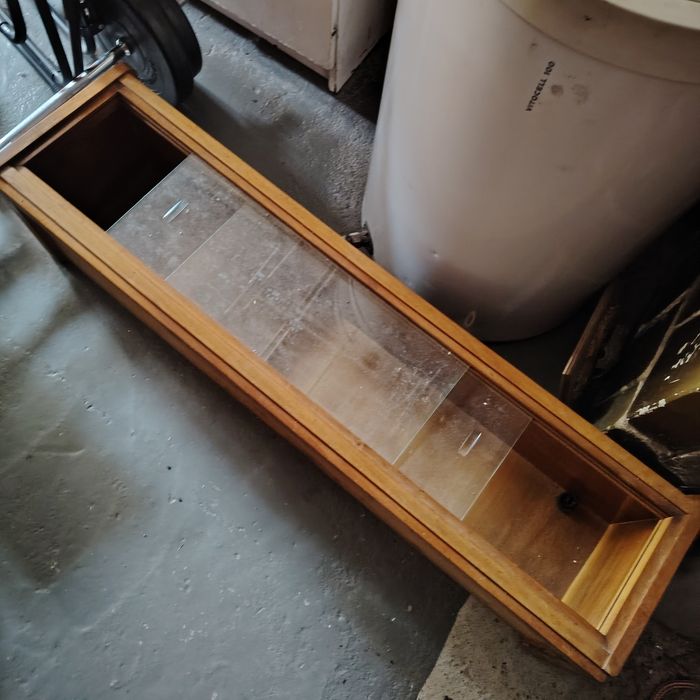 Biblioteczka  z szybą stary model