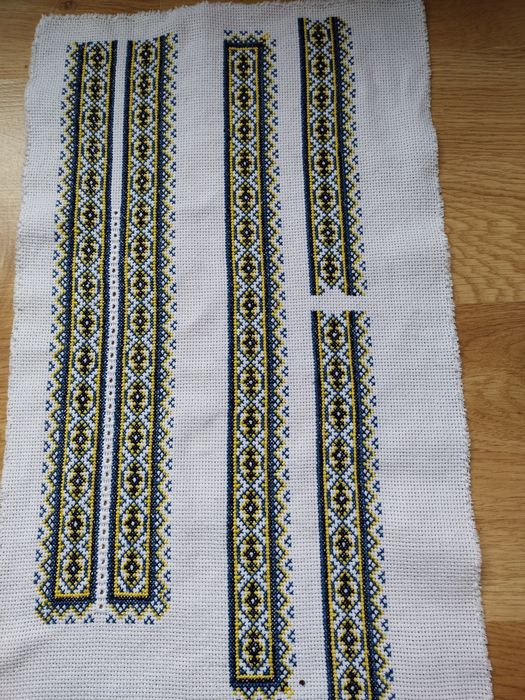 Вставка ручної роботи для чоловічої сорочки.