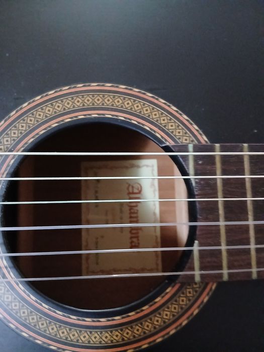 Guitarra Clássica Alhambra 5P e 1C,  a 5P com saco e  1C.