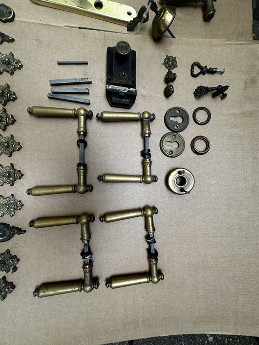 Mosiężne klamki i szyldy