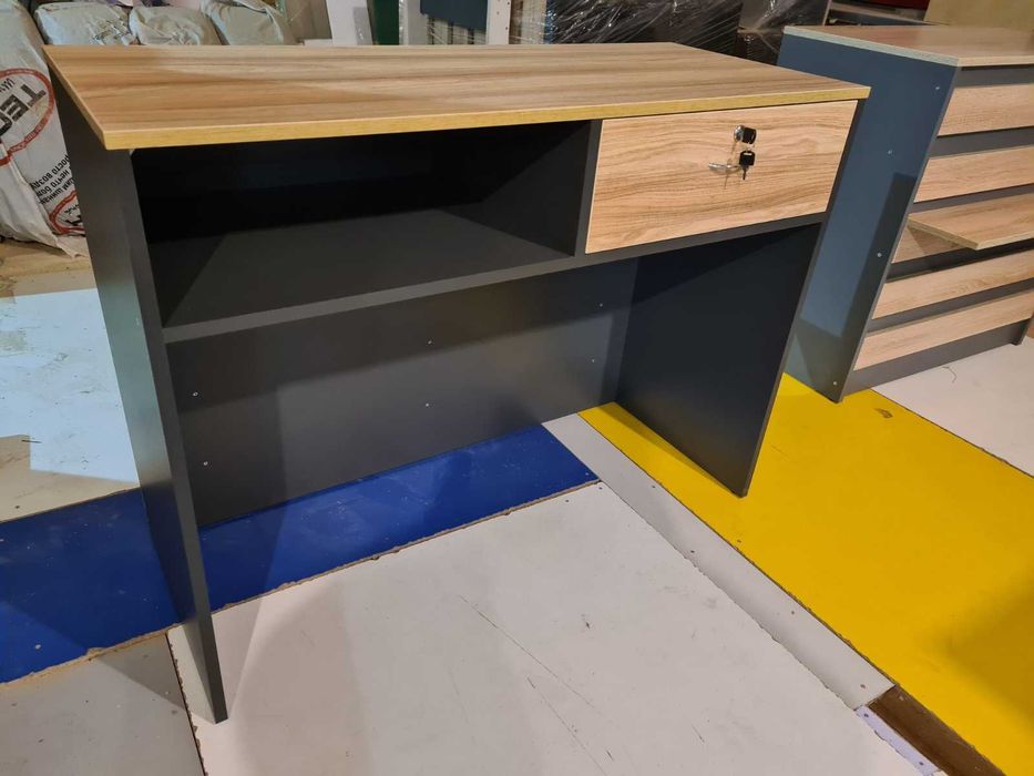 Прилавок касовий, В наявності. Стіл продавця, торговий прилавок