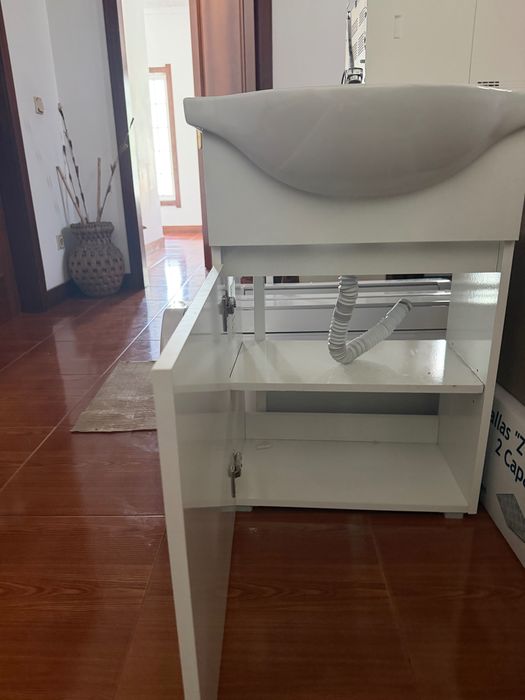 Lavatório com Móvel e Torneira
