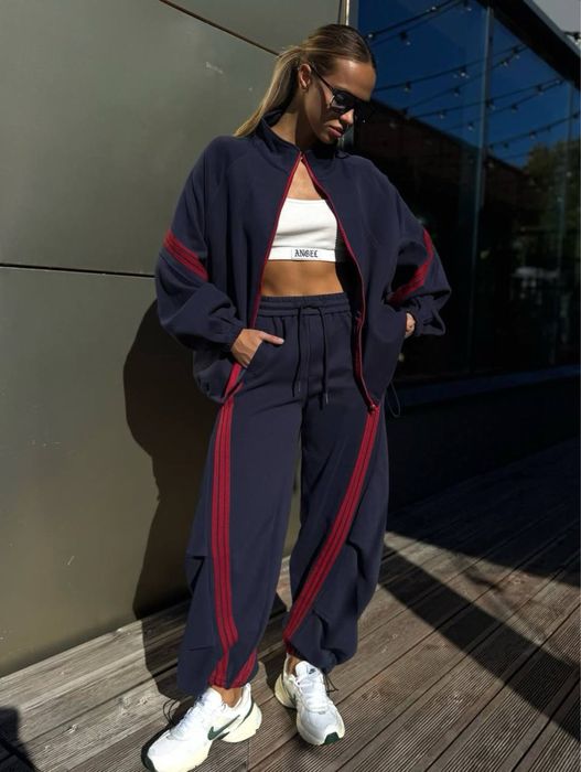 Спортивний костюм з брюками з лампасами