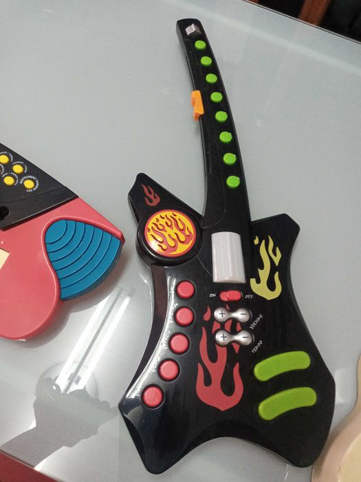 3 instrumentos musicais em bom estado