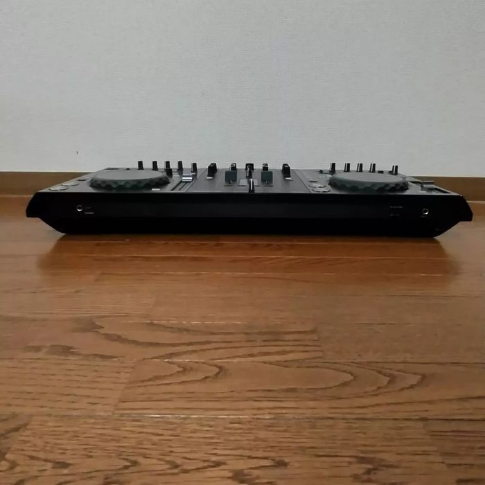 Pioneer DDJ S1 DJ-контроллер,практично новий, весь комплект