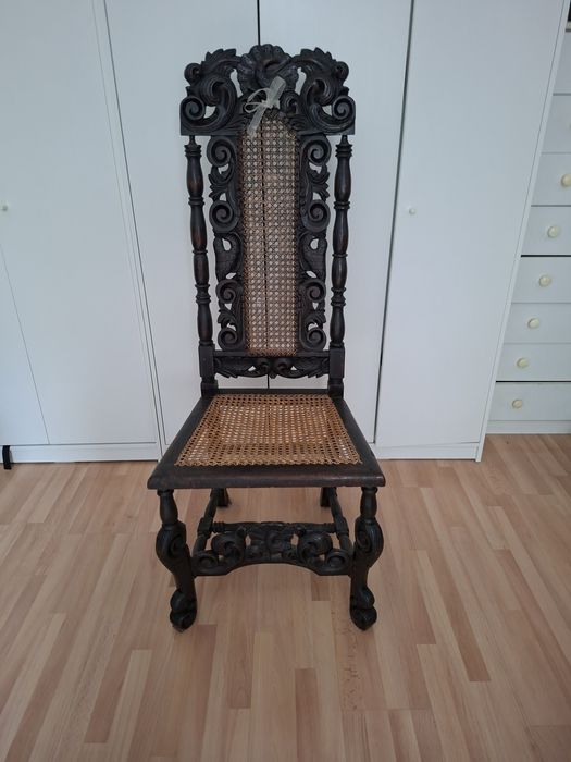 Zabytkowe 80-letnie krzesło