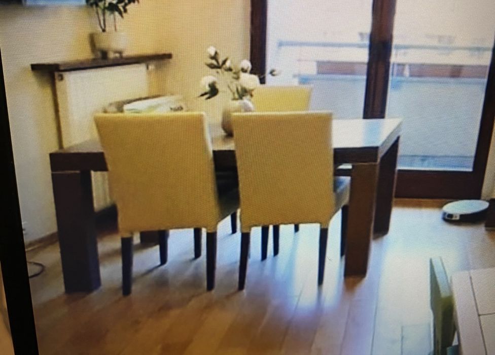 Duży brązowy stół do salonu lub jadalni