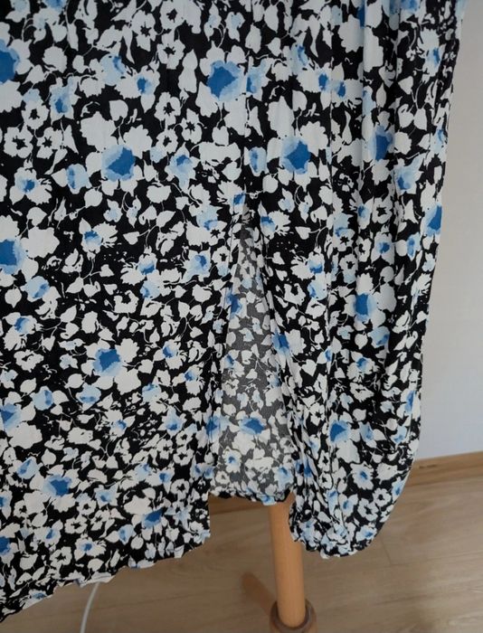 Sukienka midi Reserved