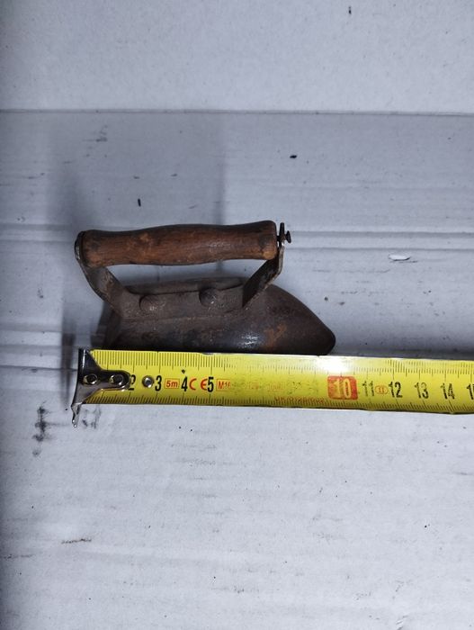 Małe stare żelazko