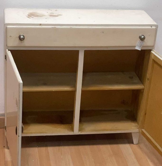 Móvel antigo, ideal para restauro.  estrutura sólida