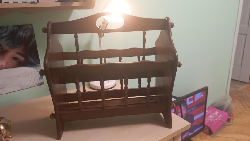 Вінтажна дерев,яна , розбірна газетниця. Німеччина .