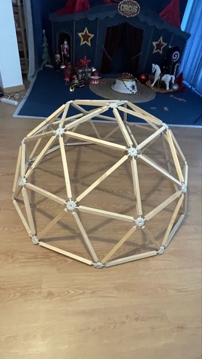 Iglo (dome) em madeira para cenário de natal