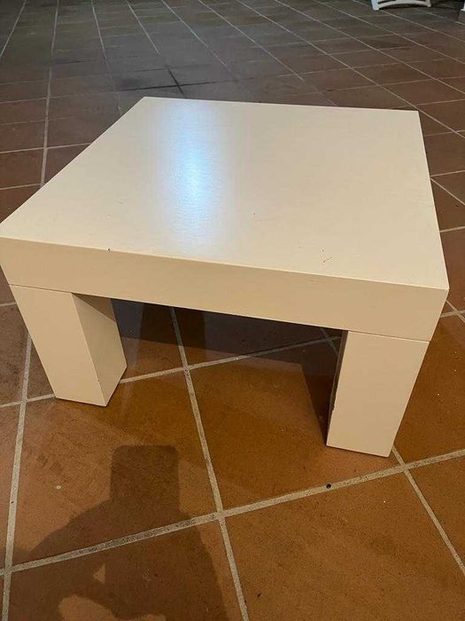 Mesa de centro de madeira de castanho lacada a branco. - 60,00 Euros