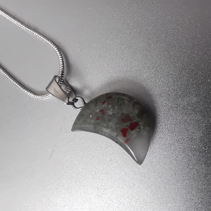 Fio em Prata com Pedra do Sangue em Meia Lua
