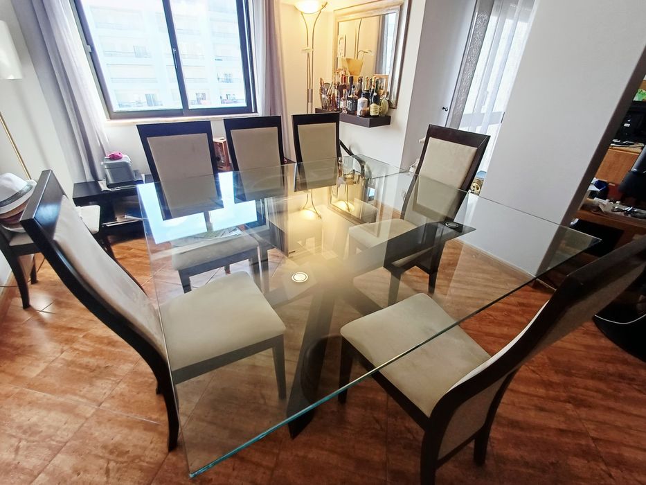 Mesa de jantar com 8 cadeiras