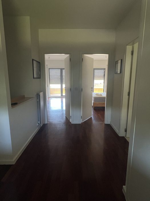 T2 Duplex totalmente renovado com 2 varandas e lugar de garagem a 200 m da praia .