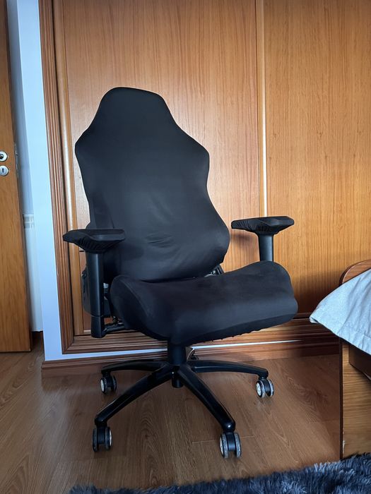 Cadeira gaming branca e preta