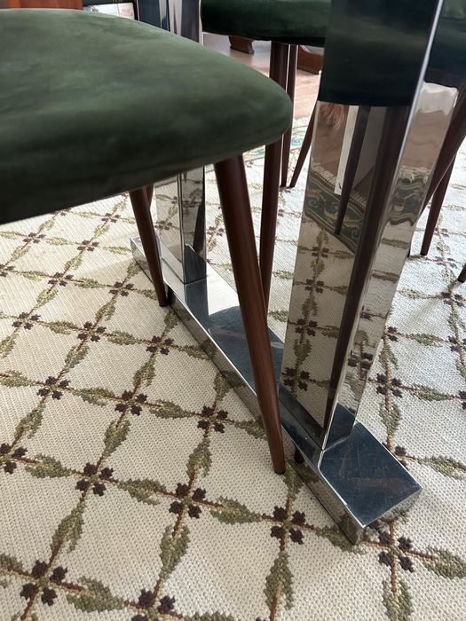 Mesa de vidro com pé em metal