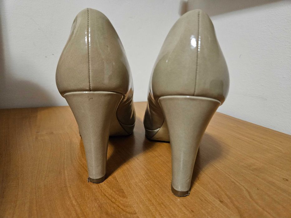 Buty damskie na obcasie 40