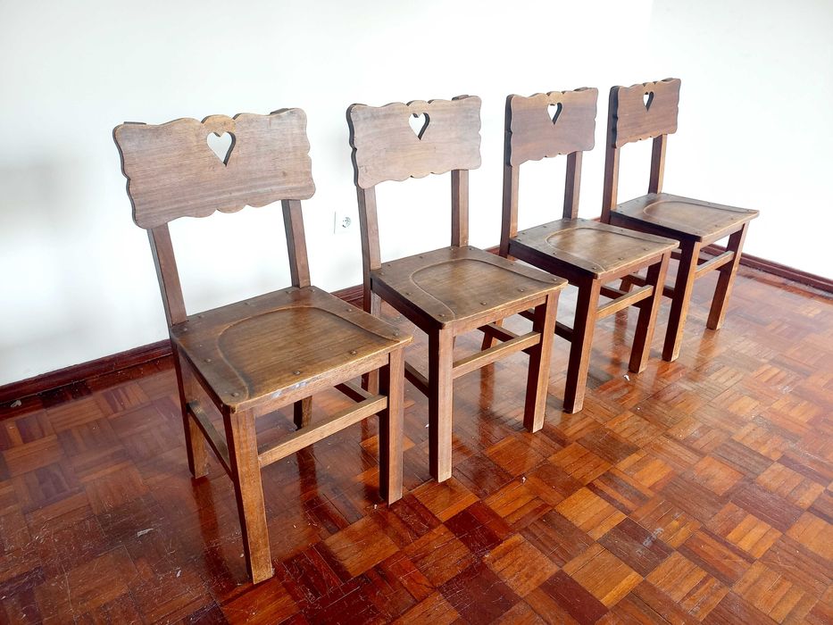 Conjunto de 4 cadeiras rústicas antigas em madeira maciça