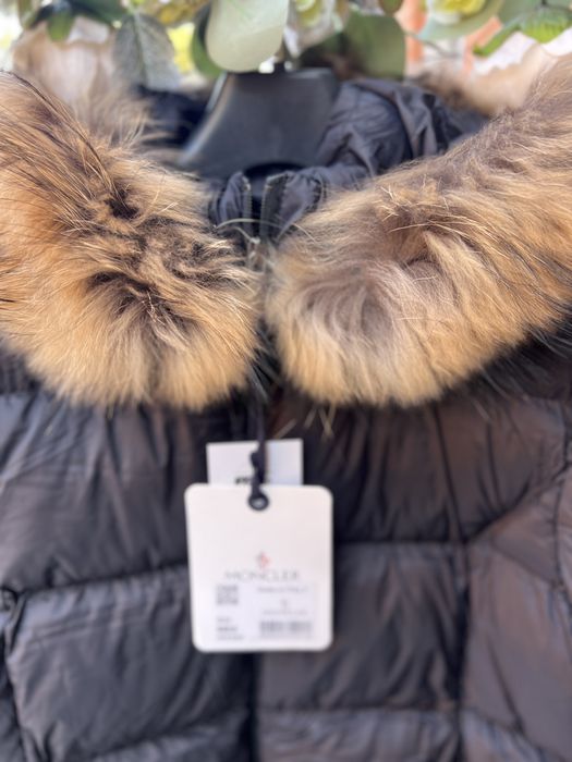 Чорний жіночий укорочений пуховик Moncler