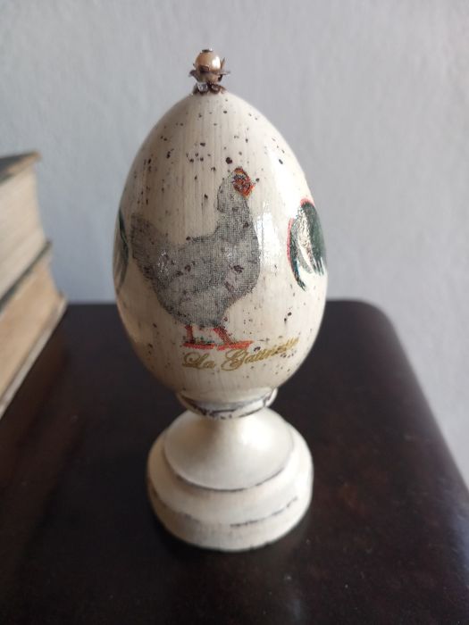 Drewniane jajko na podstawce ozdabiania metodą decoupage.